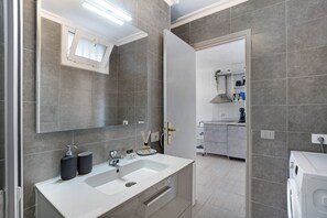 Douche, sèche-cheveux, serviettes fournies