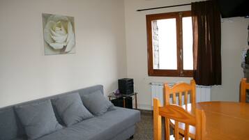 Apartamento | Zona de estar | Una chimenea