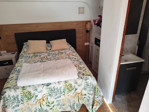 5 bedrooms, free WiFi, bed sheets - Andalusian Pool Parties, Music & Magic (Coin)