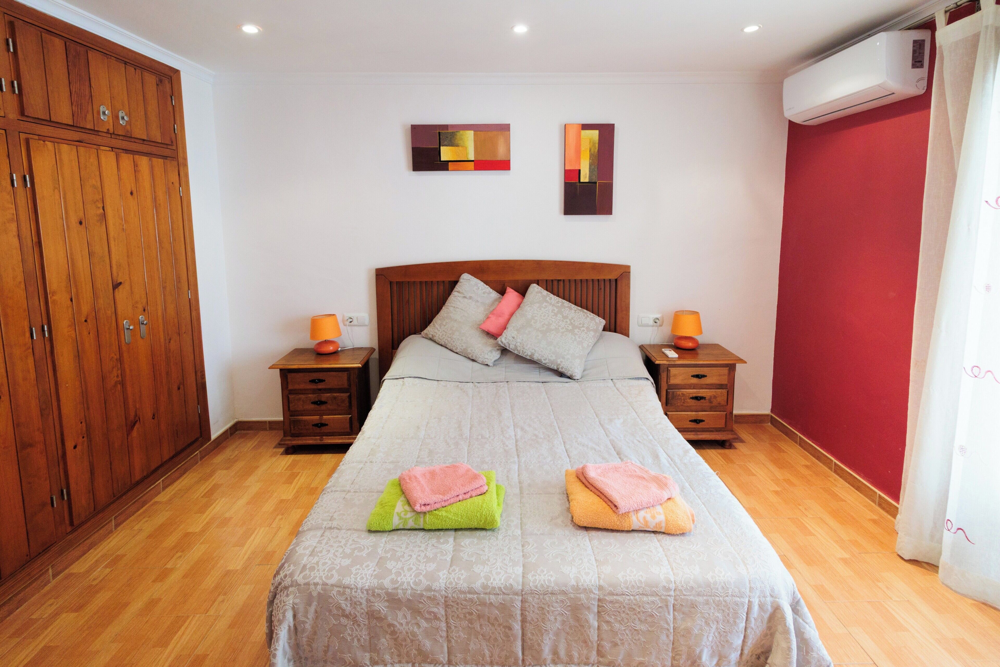 3 bedrooms, iron/ironing board, WiFi (free), bed sheets
