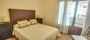 Apartment | 2 bedrooms, iron/ironing board, bed sheets - Lovely 2-bed Apartment in Costa Esuri (Ayamonte)