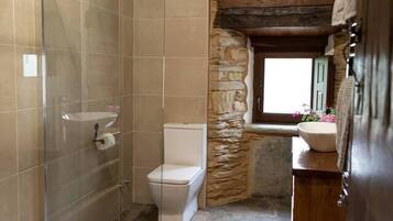 Cottage | Bathroom | Shower, hair dryer, towels