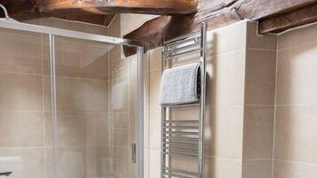 Cottage | Bathroom | Shower, hair dryer, towels