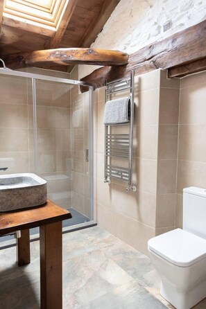 Cottage | Bathroom | Shower, hair dryer, towels - Amencer - Stunning Two Bed Cottage in Lugo (A Pontenova)