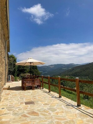 Cottage | Property grounds - Amencer - Stunning Two Bed Cottage in Lugo (A Pontenova)