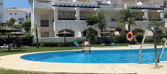 2 Bed-sleeps 4-private Patio-pool-aircon
