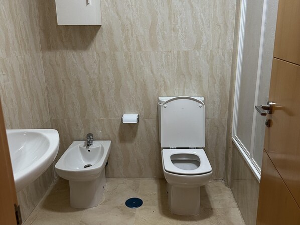 A small bathroom with a bidet, a sink, and a toilet. - 2 Bed-sleeps 4-private Patio-pool-aircon (Manilva)