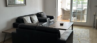 2 Bed-sleeps 4-private Patio-pool-aircon