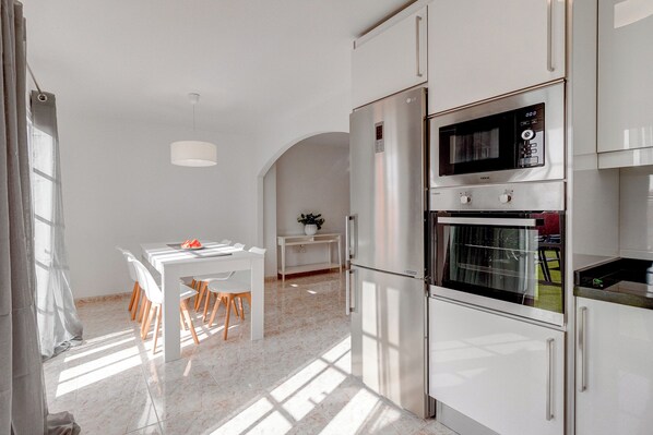 Fridge, microwave, oven, stovetop - Bonita Casa Nina con Jacuzzi (Guia de Isora)