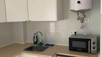 Appartement | Privékeuken | Een koelkast, een magnetron, een kookplaat, een vaatwasser