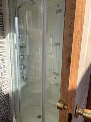 Huis | Badkamer | Een douche, een haardroger, handdoeken