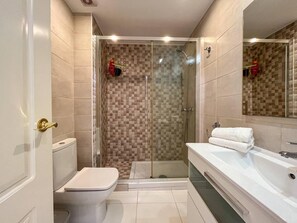 Apartment | Bathroom | Shower, hair dryer, towels, toilet paper - 2-bed Apartament Rosaleda Monterey (Denia)