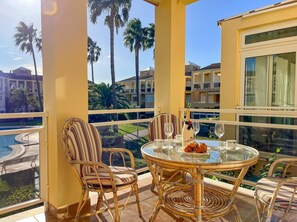 Apartment | Outdoor dining