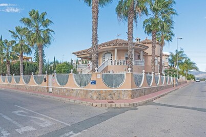 Executive 5 Star 2-bed Apartment in Benferri