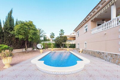 2bed Apartment - Sleeps 5 - Pool, Parking, Pets