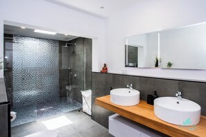 Bathroom - Gorgeous Newly Renovated 4-bedroom Villa! (Yaiza)