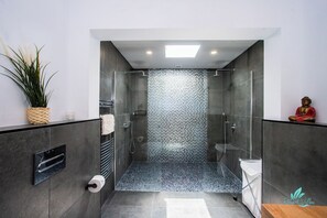 Villa | Badezimmer | Dusche, Haartrockner, Handtücher