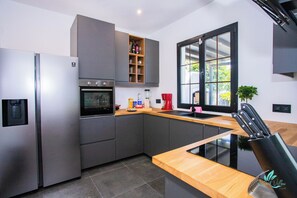 Private kitchen - Gorgeous Newly Renovated 4-bedroom Villa! (Yaiza)