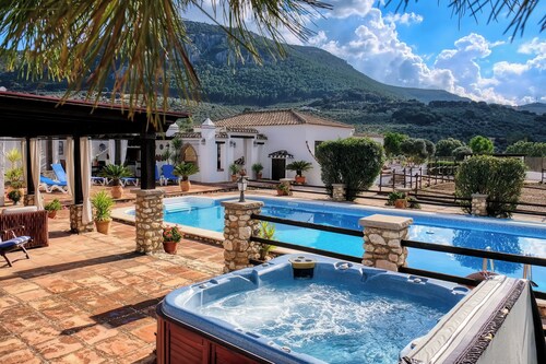 Luxury Villa, 2 Pools, Jacuzzi, Wifi, Equestrian