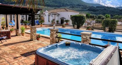 Luxury Villa, 2 Pools, Jacuzzi, Wifi, Equestrian