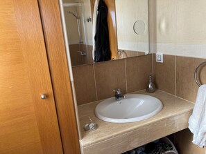 Villa | Bathroom | Combined shower/bathtub, deep-soaking bathtub, hair dryer, towels - Stunning 4-bed Villa in Bolnuevo With Pool (Mazarrón)