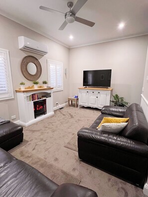 Smart TV, fireplace