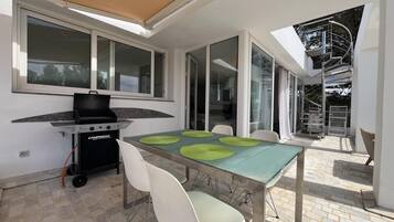 Rumah | Tempat makan outdoor