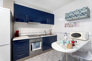 Fridge, microwave, oven, stovetop - Apto Niky By Paramount Holidays (Adeje)