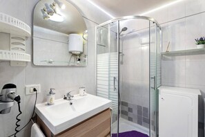 Shower, hair dryer, towels