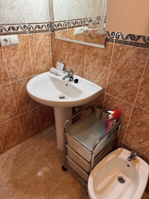 A bathroom with a pedestal sink, a vanity with a mirror, and a separate basin. - Ellite Xiii Apartment Playa Naufragos Torrevieja! (Torrevieja)