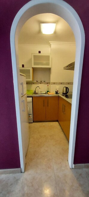 Apartamento | Cozinha privada | Geladeira, micro-ondas, fogão, cooktop