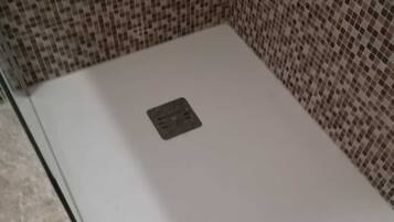 Apartment | Badezimmer | Dusche, Haartrockner, Handtücher, Toilettenpapier