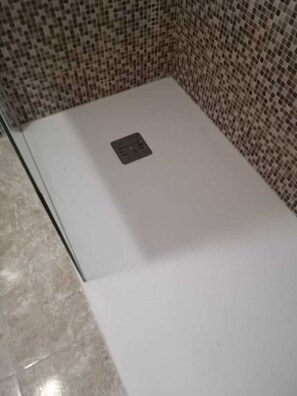 Appartement | Badkamer | Een douche, een haardroger, handdoeken, toiletpapier