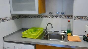 Apartamento | Cocina privada | Frigorífico, microondas, horno y placa de cocina