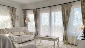 Una sala de estar acogedora con un sofá, una mesa de centro y una lámpara decorativa.