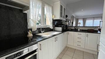 Villa | Dapur peribadi | Peti sejuk, ketuhar gelombang mikro, ketuhar, dapur