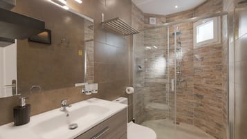 Villa | Bathroom | Shower, hair dryer, towels