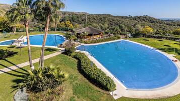 Una piscina cubierta