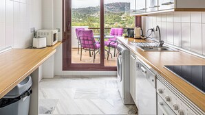 Fridge, microwave, oven, stovetop - 2 Bedroom Flat in Marbella, Estepona, Benahavis (Benahavis)