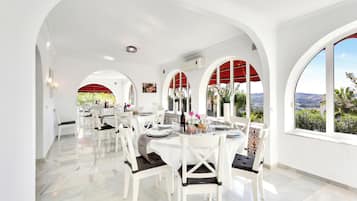 Villa | Dining