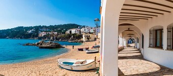 The Golden Oak in Calella Centre - 100m From Beach