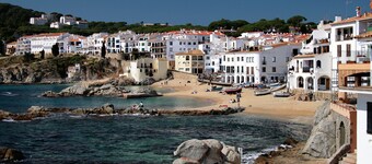 The Golden Oak in Calella Centre - 100m From Beach