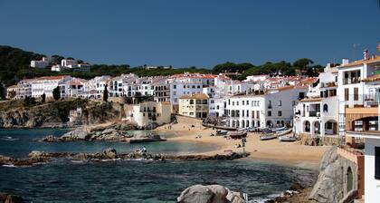 The Golden Oak in Calella Centre - 100m From Beach