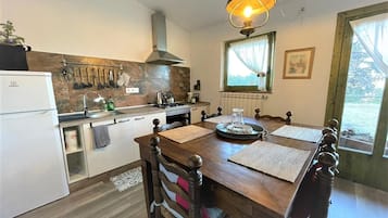 Casa de campo | Cocina privada | Refrigerador, horno, parrilla de estufa y tetera eléctrica