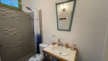Cottage | Bathroom | Shower, free toiletries, hair dryer, towels