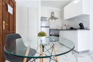 Departamento | Cocina privada | Refrigerador, microondas, horno y parrilla de estufa 