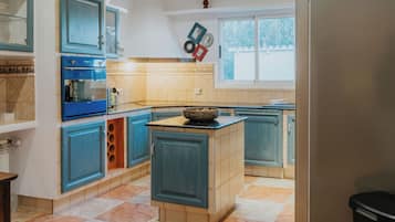 House | Private kitchen | Fridge, microwave, oven, dishwasher