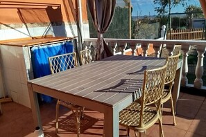 ハウス | 屋外ダイニングエリア