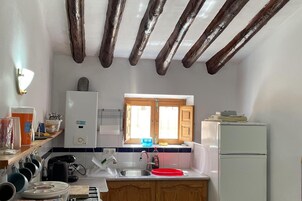 Casa | Cocina privada | Frigorífico, microondas, horno y placa de cocina