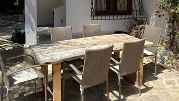 Villa | Restaurante al aire libre